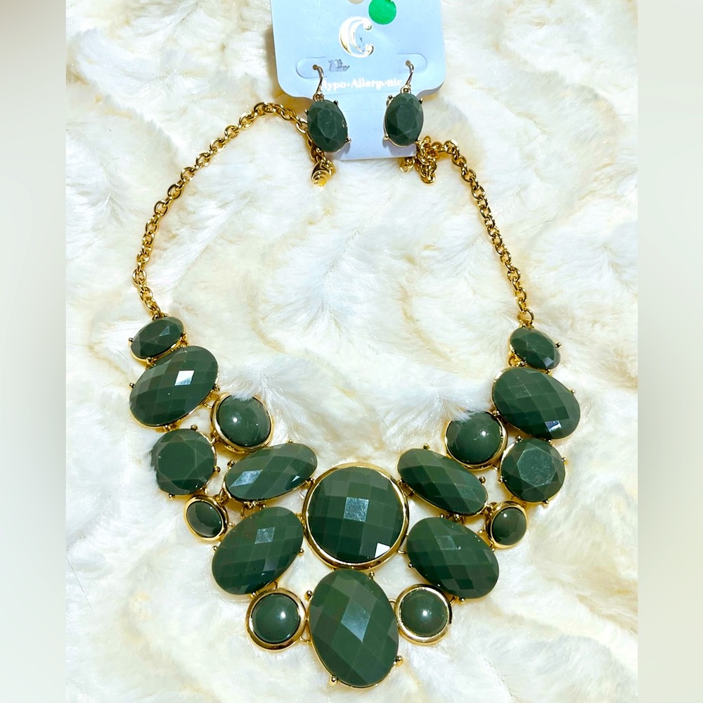 New Charming Charlie gold and green necklace set NWT